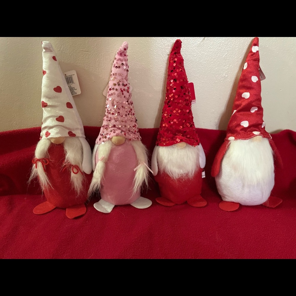 Set of 4 Gnomes- Valentine’s theme